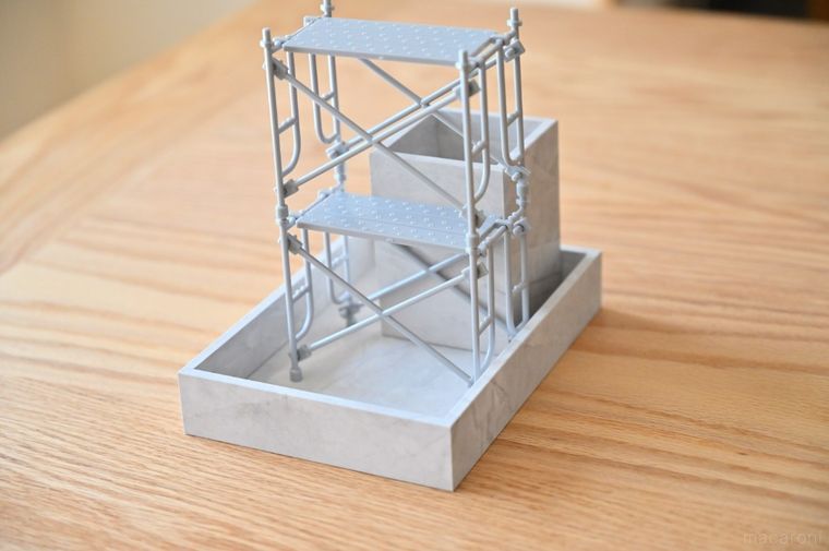 ストーン柄のトレーにスタンドや足場をセットしている