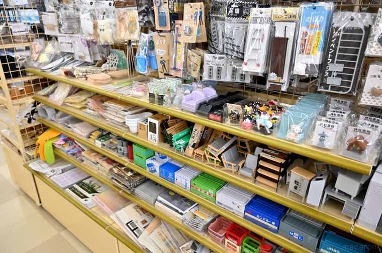 ジオラマグッズが陳列されているセリアの店内
