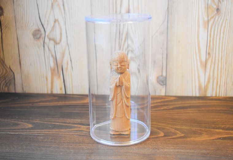 ダイソーのディスプレイケース 円柱型にフィギュアを入れたところ