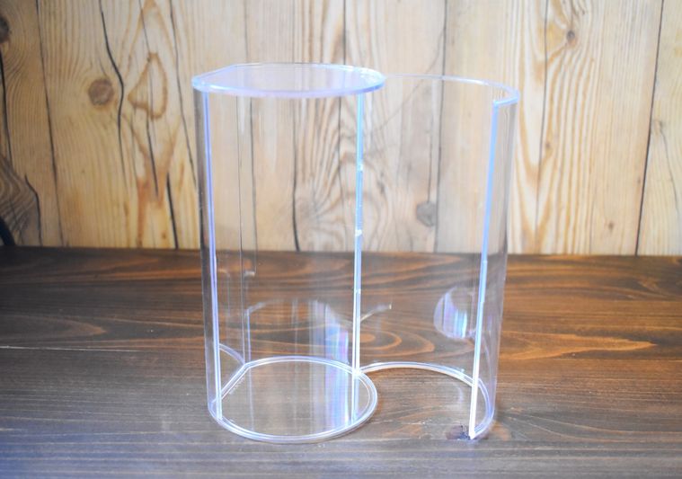 ダイソーのディスプレイケース 円柱型のフタを開けたところ