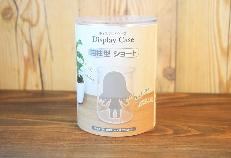 ダイソーのディスプレイケース 円柱型ショートが置かれている