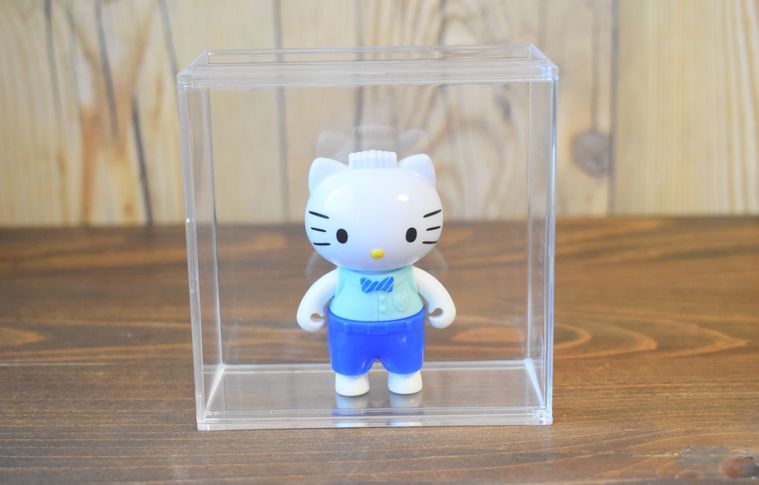 ダイソーの横開きディスプレイケース・スクエアにフィギュアを入れたところ
