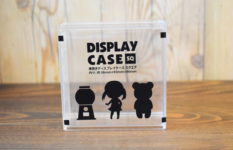 ダイソーの横開きディスプレイケース・スクエアが置かれている