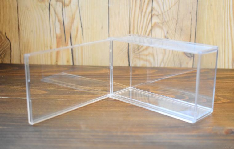 ダイソーの横開きディスプレイケース・ミニワイドのフタを開けたところ