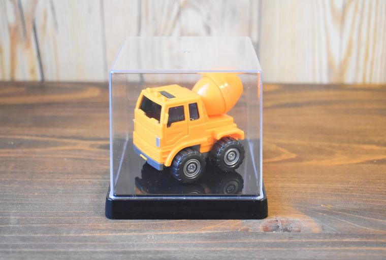 ダイソーのコレクションケースミニにフィギュアを入れたところ