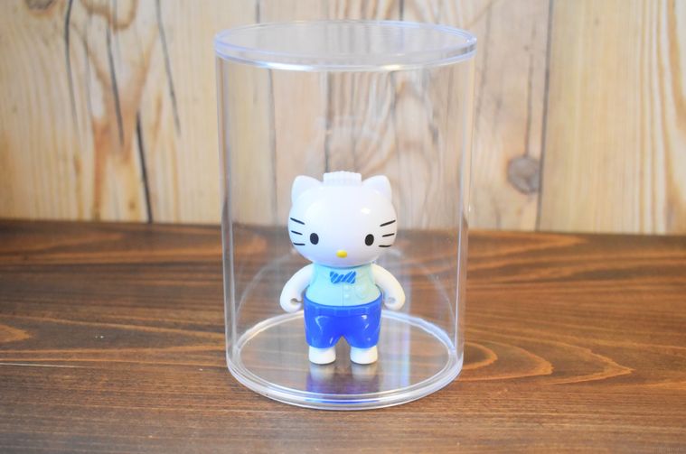 ダイソーのディスプレイケース 円柱型ショートにフィギュアを入れたところ