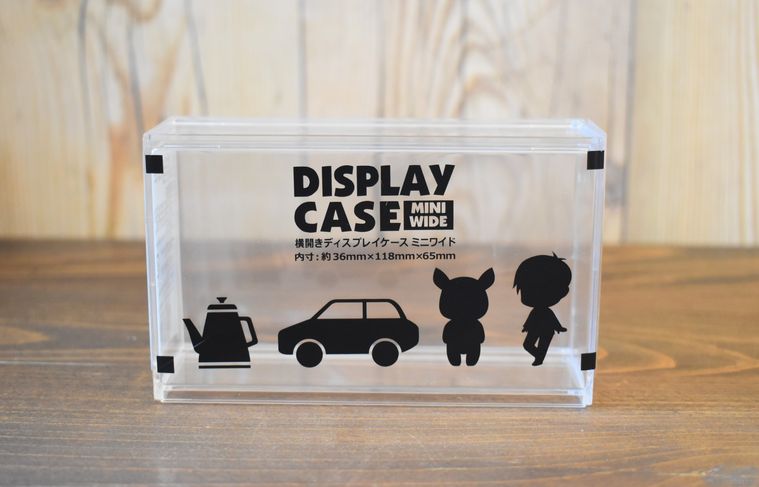 ダイソーの横開きディスプレイケース・ミニワイドが置かれている