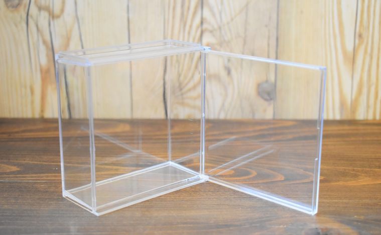 ダイソーの横開きディスプレイケース・スクエアのフタを開けたところ