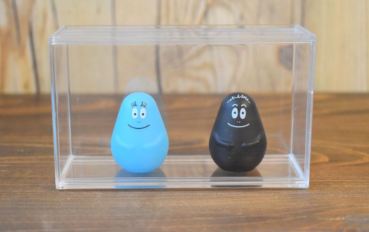 ダイソーの横開きディスプレイケース・ミニワイドにフィギュアを入れたところ