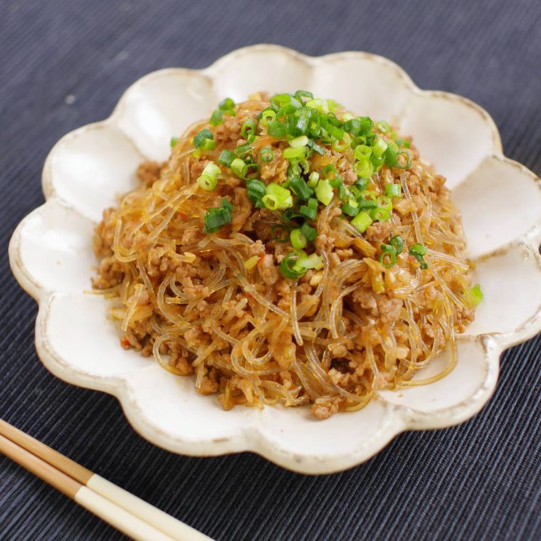 白い皿に盛られた麻婆春雨