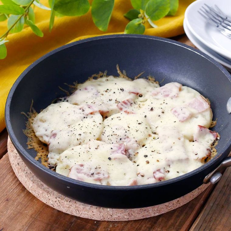 スキレットに入ったじゃがいものチーズ焼き