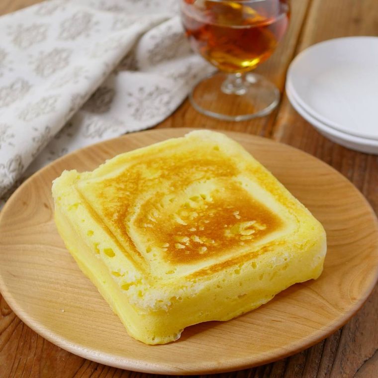 木製プレートにのったチーズ蒸しパン