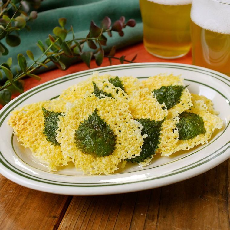 白い楕円皿に入った大葉のチーズせんべい