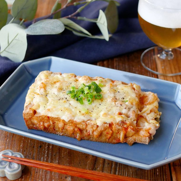青い角皿にのせた厚揚げのキムチチーズ焼き