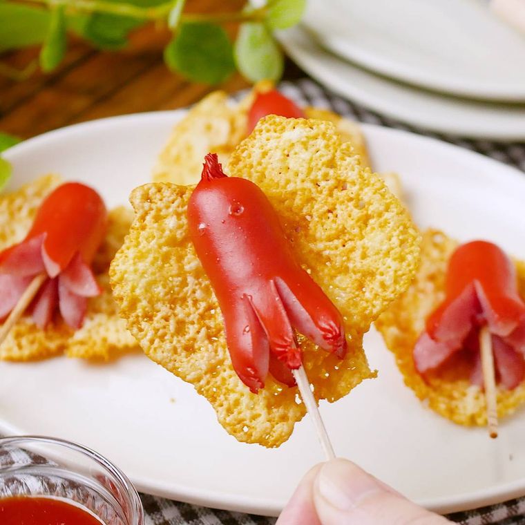 爪楊枝に刺したウインナーソーセージのチーズ焼き