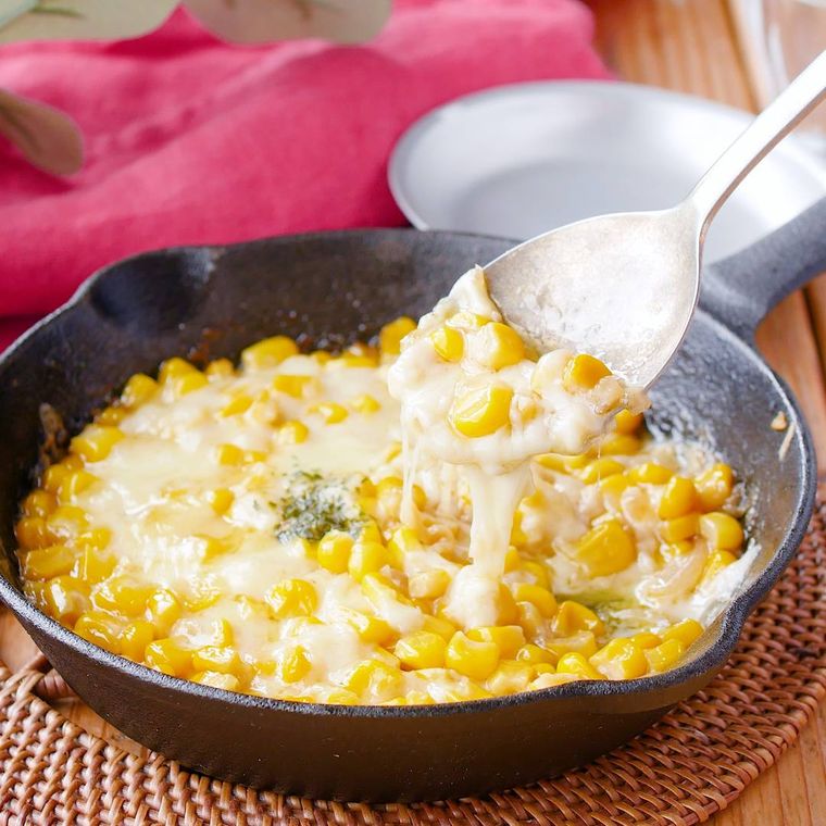 スキレットに入ったコーンと玉ねぎのチーズ和え