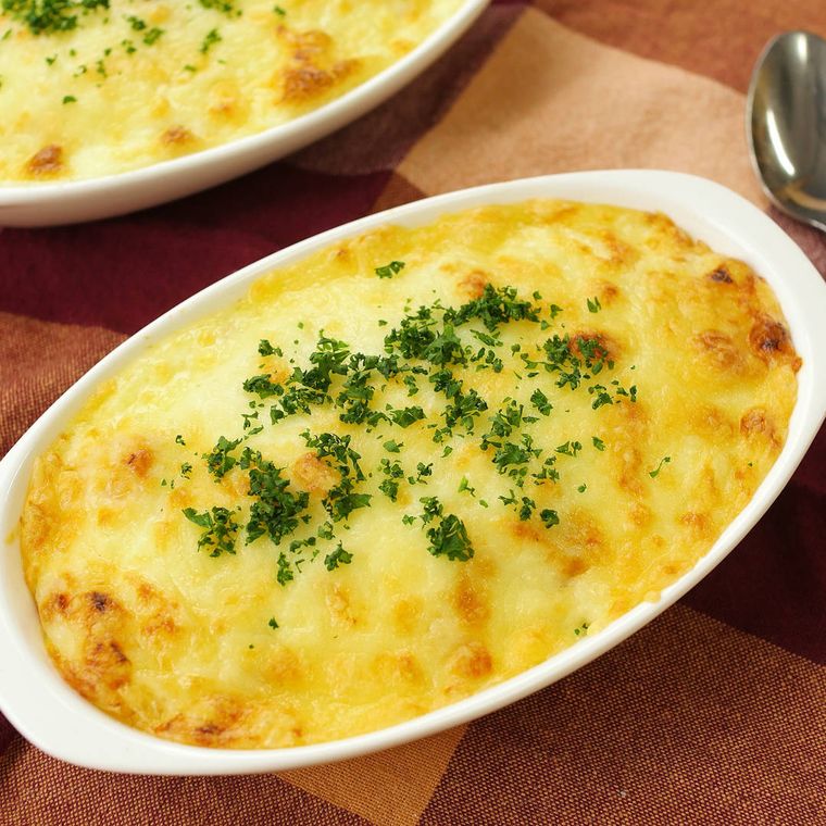 白いグラタン皿に入ったチキンライスドリア