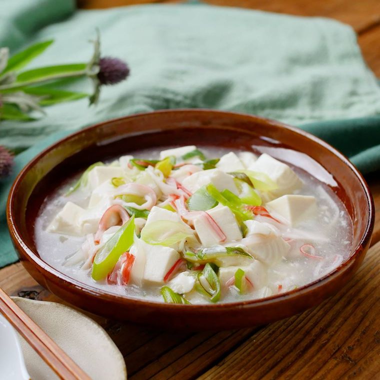 茶色の器に盛り付けた豆腐とカニカマの中華煮込み
