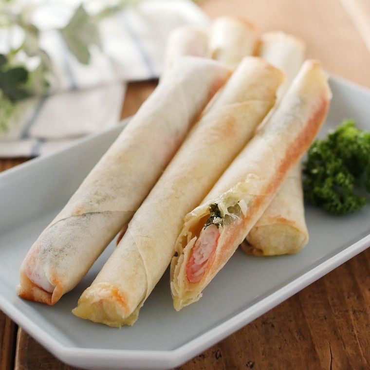 薄いグレーの皿に盛り付けたカニカマチーズのスティック春巻き