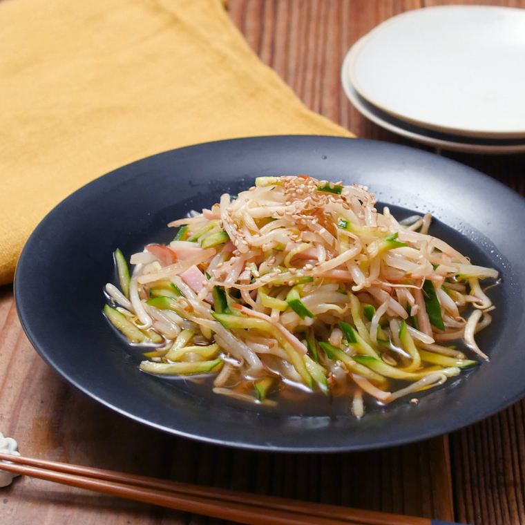 黒い皿に盛り付けたもやし、きゅうり、ハムの中華サラダレシピ