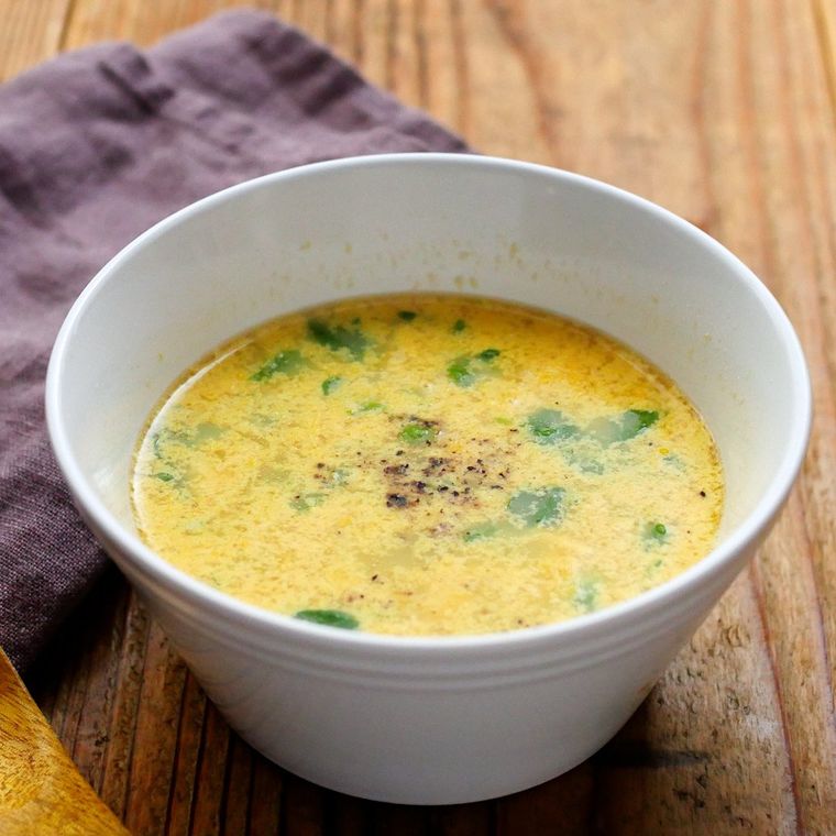 白い器に注いだたまごと豆苗の中華スープ