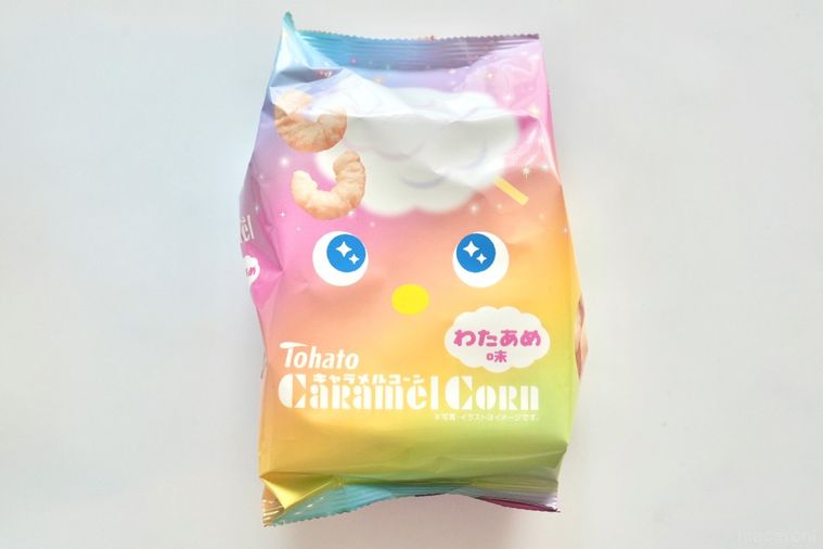 白い背景とパステルカラーのわたあめ味キャラメルコーン