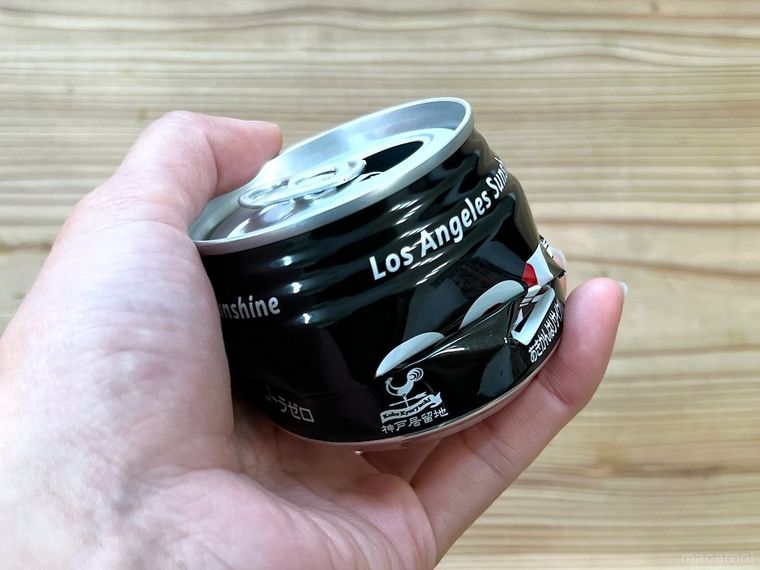 潰した缶を手で持っている様子