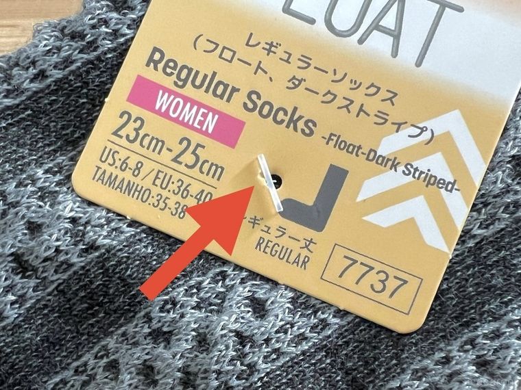 タグが付いた靴下