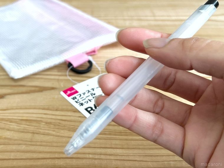 ボールペンを手で持っている様子