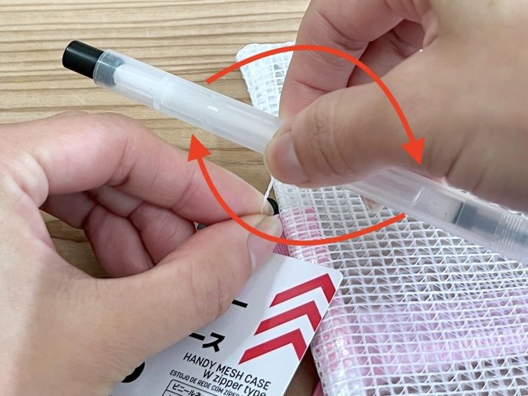 ボールペンでタグを取っている様子