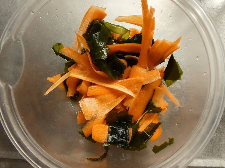 ボウルに入ったわかめとにんじん