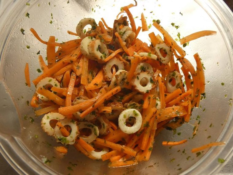 ボウルに入った人参とちくわ