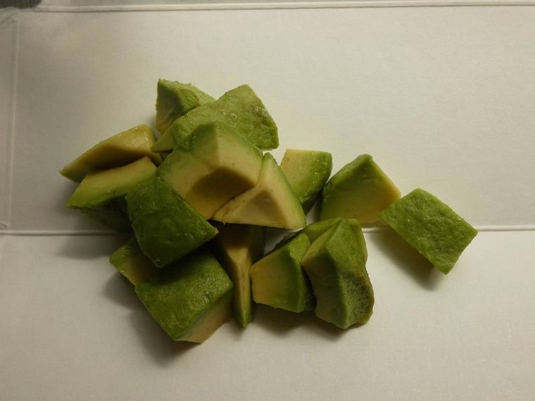 まな板に乗った角切りのアボカド