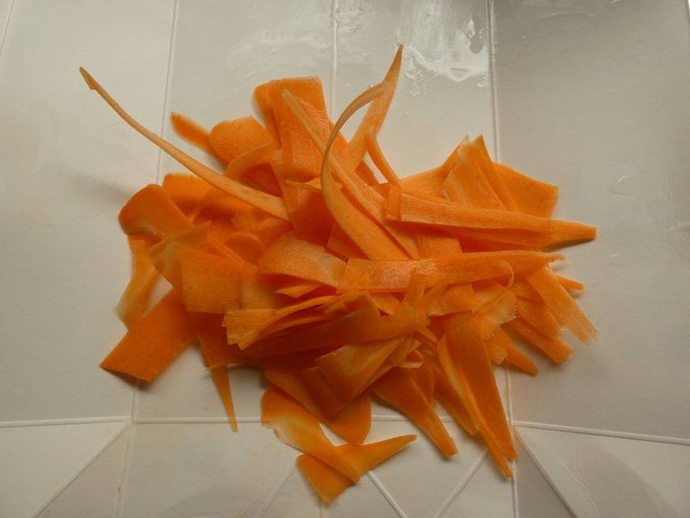 まな板に乗った薄切りの人参