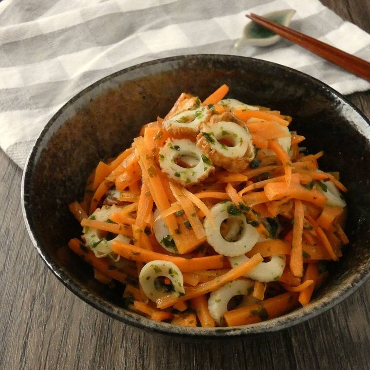 黒い器に入ったにんじんとちくわの青のりあえ