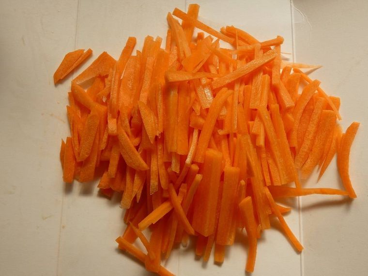 まな板に乗った細切りのにんじん
