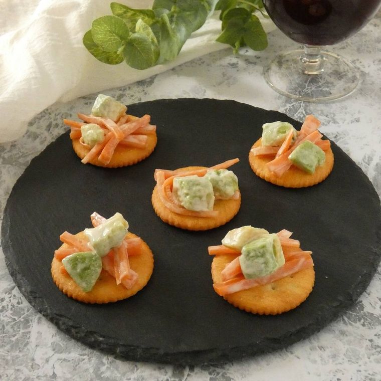 黒いプレートに乗った人参とアボカドのマヨあえ