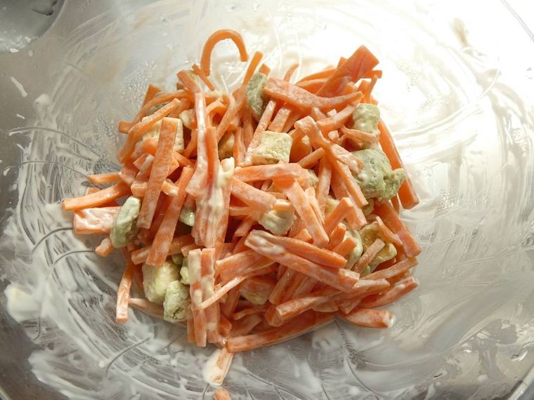 ボウルに入ったにんじんとアボカドとマヨネーズ
