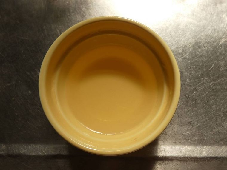 黄色の器に入ったみりん