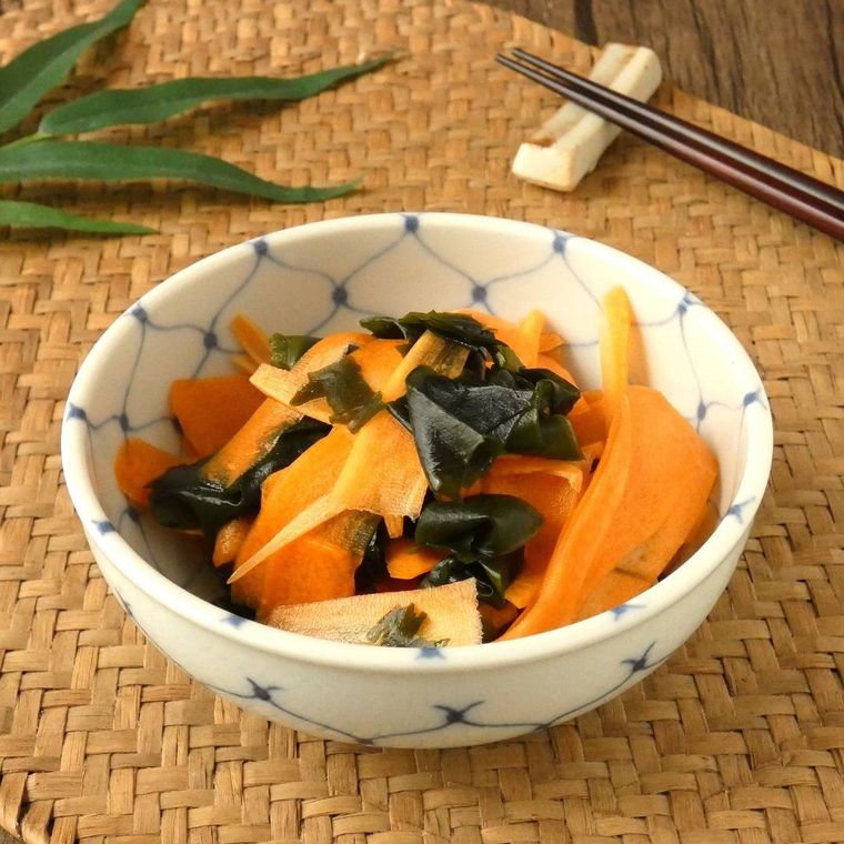 白い器に入ったわかめとにんじんのあえもの