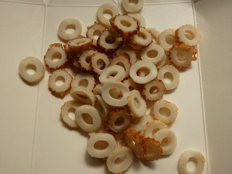 まな板に乗った輪切りのちくわ