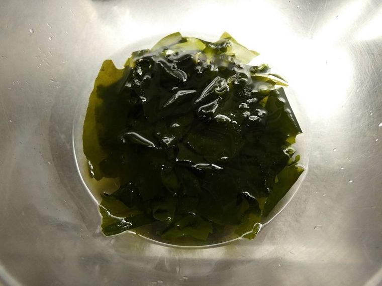 ボウルに入った水とわかめ