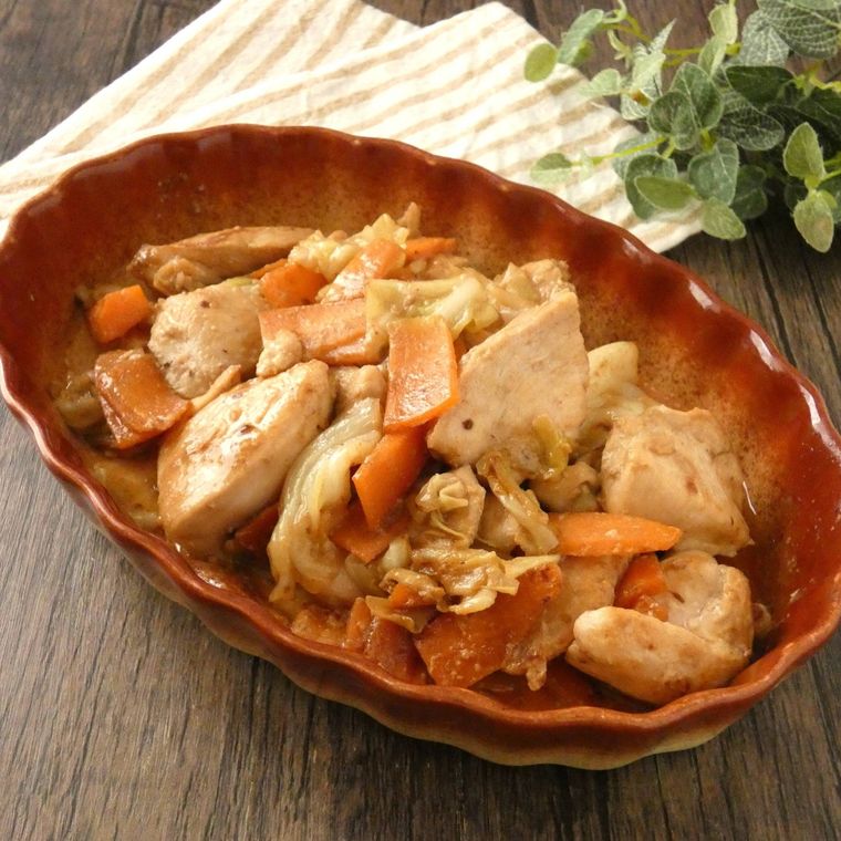 茶色い楕円のお皿に盛った鶏肉のオイマヨ漬け