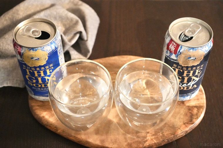 木のカッティングボードにのったジンソーダの缶とグラス