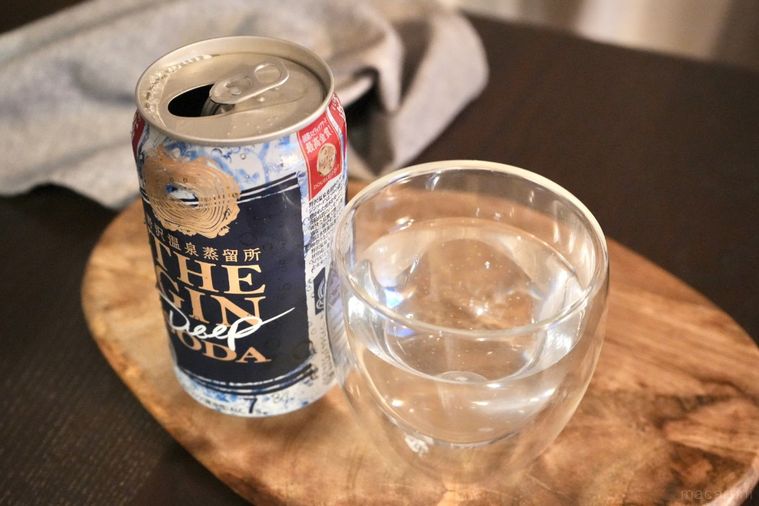 木のカッティングボードにのったジンソーダの缶とグラス