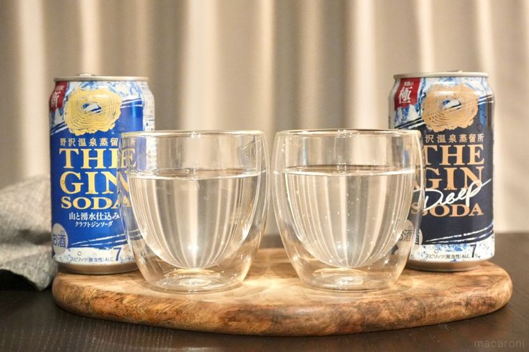 木のカッティングボードにのったジンソーダの缶とグラス