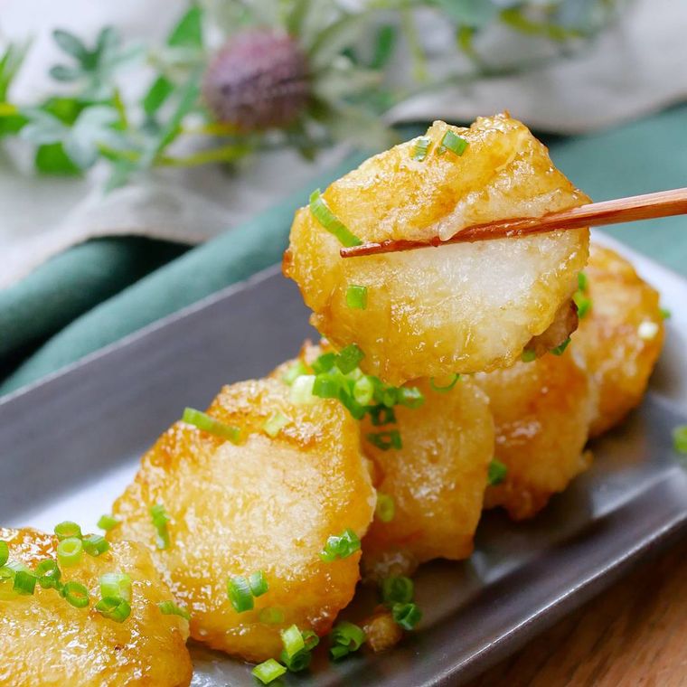 黒色の長皿に盛られたとろもち大根餅