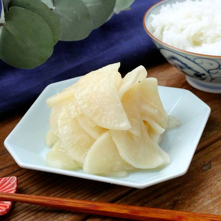 白色の四角の皿に盛られた大根のみそ漬け