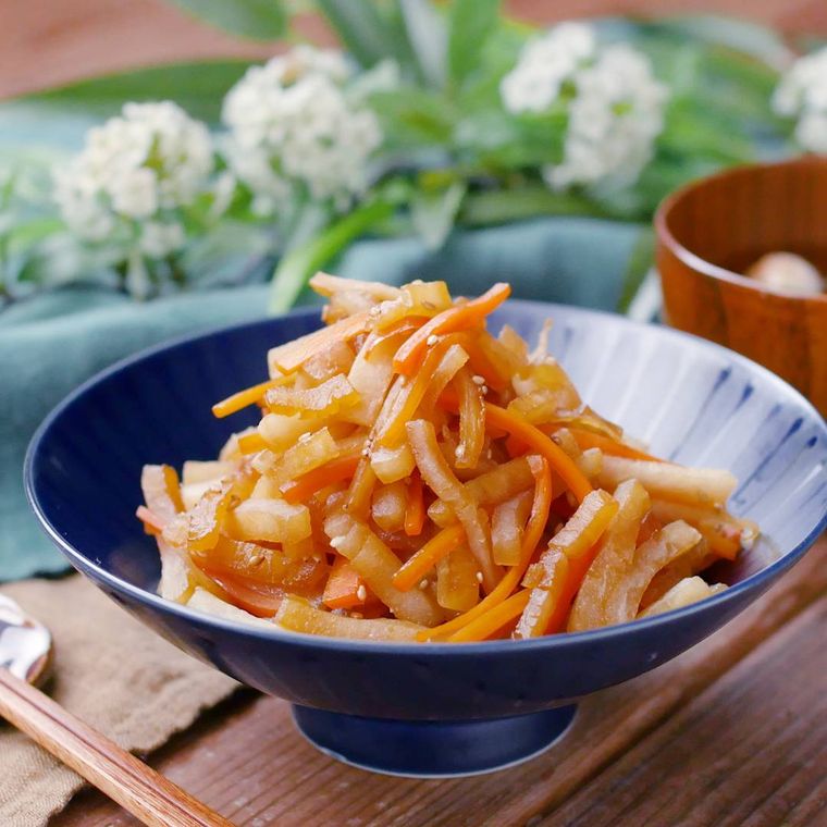 青色の鉢に盛られた大根のきんぴら