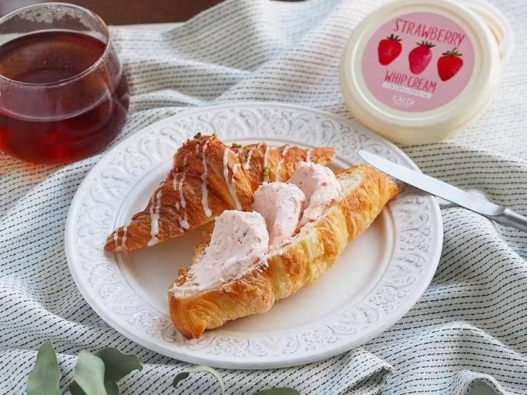 「いちごホイップクリーム」をたっぷりと塗ったクロワッサン